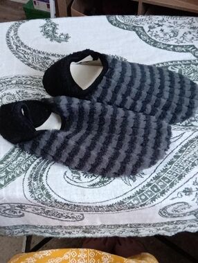 🌻Black & Gray Slippers Size 11